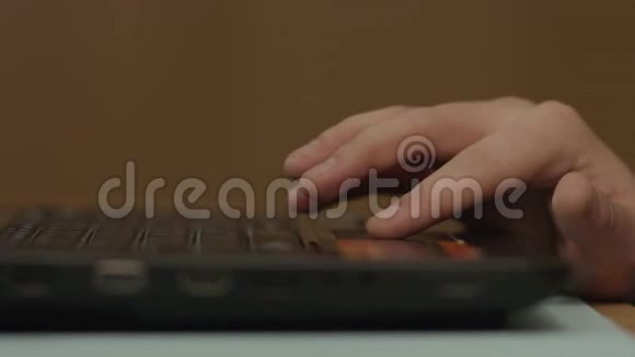 靠近女性手触摸笔记本电脑上的一个触控板年轻的女商人在电脑笔记本电脑上打字视频的预览图