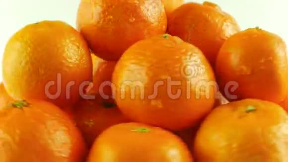旋转橘子的大镜头白色背景视频的预览图