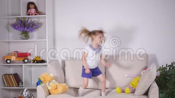 快乐的孩子们在床上跳跃玩得很开心慢动作视频的预览图