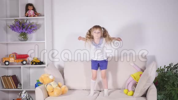 快乐的孩子们在床上跳跃玩得很开心慢动作视频的预览图