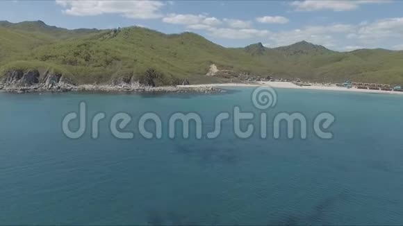 海岸湾的空中拍摄岩石和悬崖空中无人机拍摄的海浪冲刷在海滩上的岩石视频的预览图