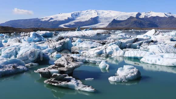 冰岛的Jokulsarlon冰湖景色令人惊叹视频的预览图
