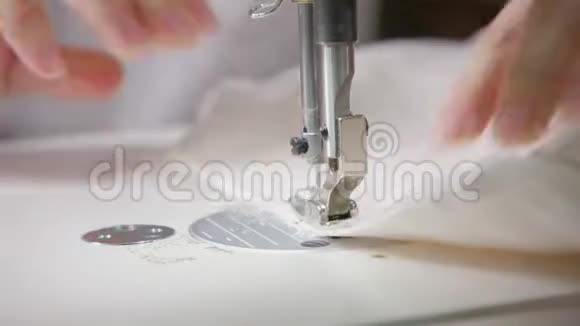 缝纫机的特写针线缝缝制优雅婚纱的设备手工制作视频的预览图