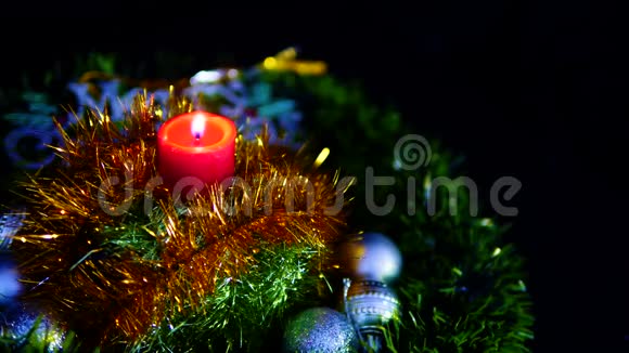 蜡烛燃烧舞会和圣诞明星的录像圣诞快乐视频的预览图