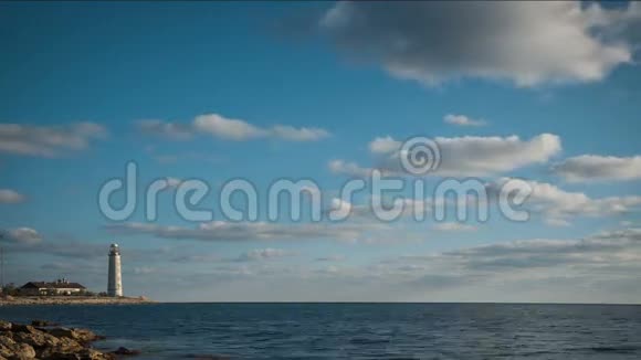 海边的灯塔在云层下视频的预览图
