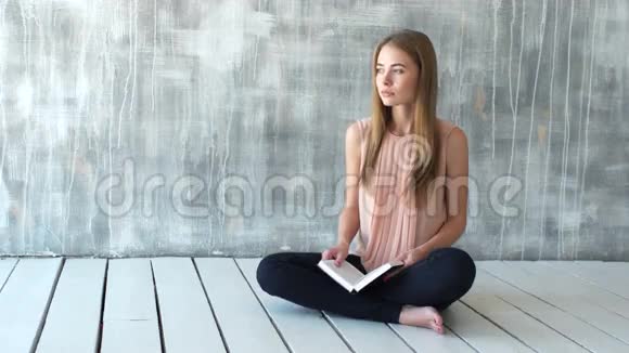 年轻女子正在读书或学习视频的预览图