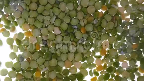 豌豆在水中沸腾底部视图视频的预览图