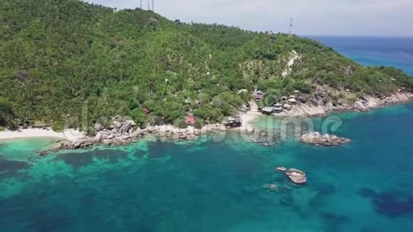 热带岛屿科涛与水晶清澈泻湖水和白色桑迪海滩在泰国高空俯视图视频的预览图