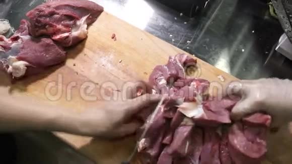 慢动作准备肉类在餐厅厨房烹饪视频的预览图
