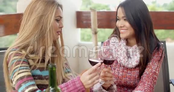 两个女孩在咖啡厅喝葡萄酒视频的预览图