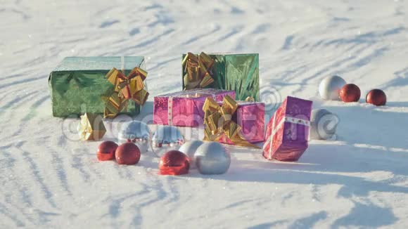 在户外阳光明媚霜冻和晴朗的天气在雪地上送圣诞礼物视频的预览图