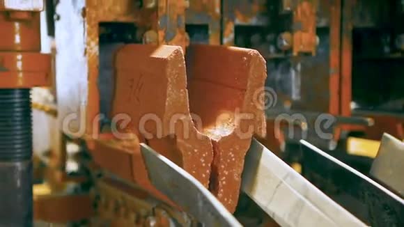 工厂铺路石的生产视频的预览图