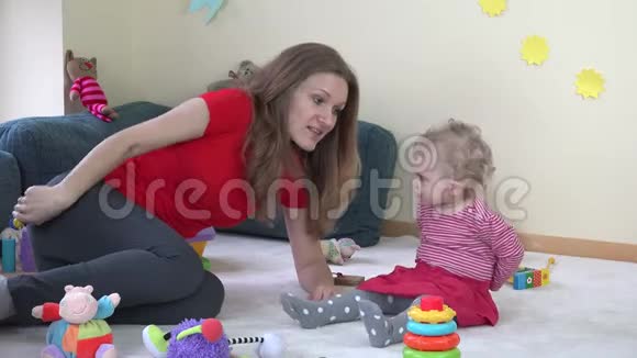 妈妈和小女儿在房间里玩做母亲4K视频的预览图