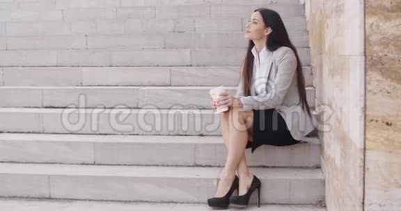愤怒的女人在楼梯上喝咖啡视频的预览图