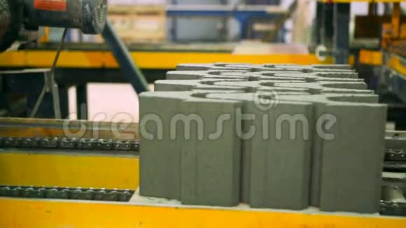 工厂铺路石的生产视频的预览图