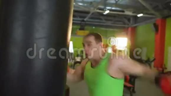 年轻的拳击手在拳击袋上练习视频的预览图