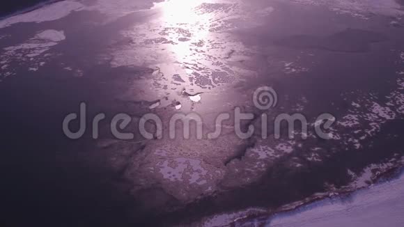 森林中央的大型冰冻湖空中摄影俄罗斯4K视频的预览图