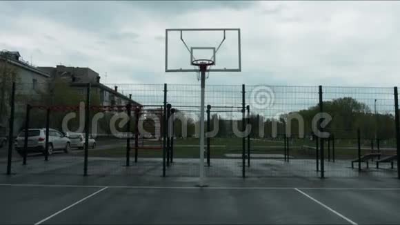 篮球篮圈在街边视频的预览图