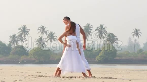 年轻夫妇在做瑜伽视频的预览图