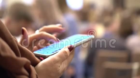 会议是很多人那个女人在智能手机上工作把手举起来视频的预览图