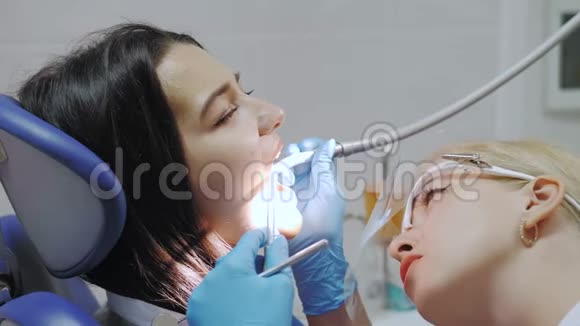 牙医给一个女性病人做牙科治疗视频的预览图