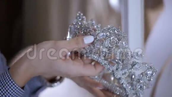 阿拉伯新娘的女孩手上戴着皇冠带钻石商店的豪华珠宝视频的预览图