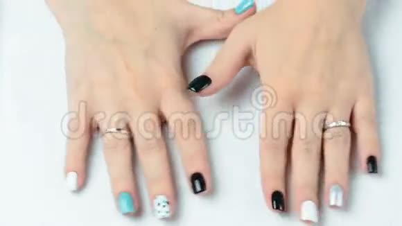 时尚美甲的女性手白色背景特写的指甲设计视频的预览图