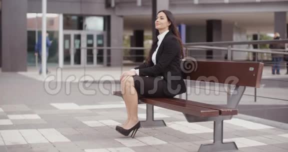 冷静的商务女性坐在户外视频的预览图