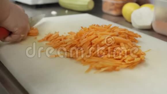 胡萝卜厨房厨师切割的准备视频的预览图