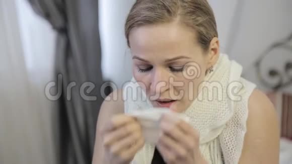 生病的女人大声打喷嚏擦鼻子视频的预览图