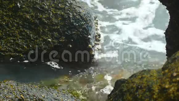 波浪穿过海岸悬崖视频的预览图