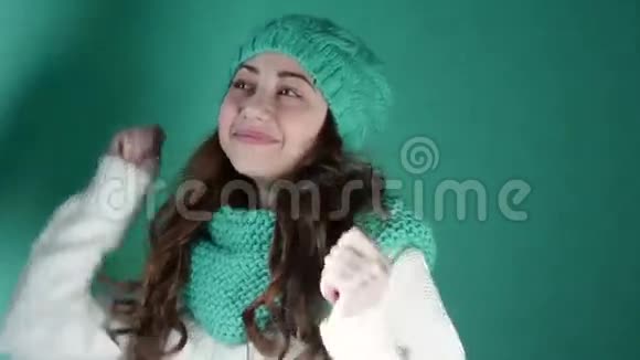 穿着绿松石针织帽子跳舞的女孩视频的预览图