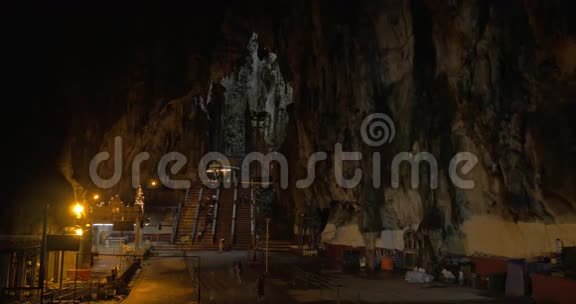 在巴图洞穴马来西亚看到了洞穴内部有钟乳石和寺庙视频的预览图