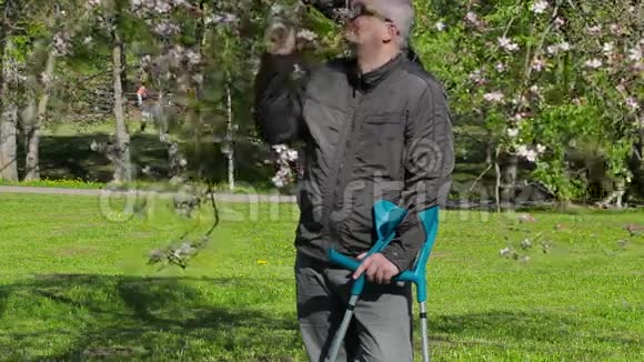 有拐杖的残疾人享受大自然视频的预览图
