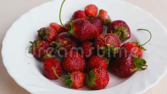 美味可口的草莓汁在白色盘子里开胃视频的预览图
