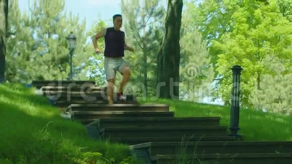 健身男慢跑下楼梯在楼梯上奔跑的人视频的预览图