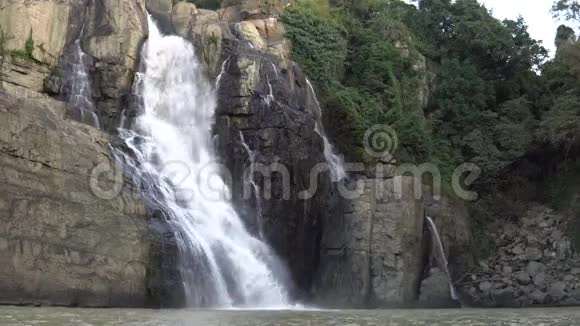 越南达拉特的瀑布Pongou视频的预览图