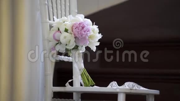 一把漂亮的婚礼花束放在椅子上视频的预览图