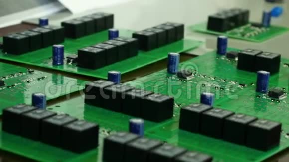 芯片集成电路板的细节硬盘的集成电路板芯片微芯片视频的预览图
