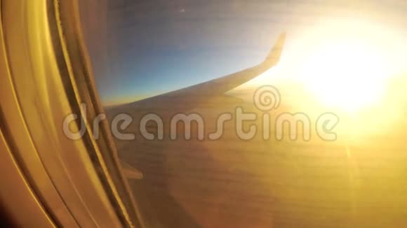 在日落时从旅客飞机的窗口观看风景和地平线视频的预览图