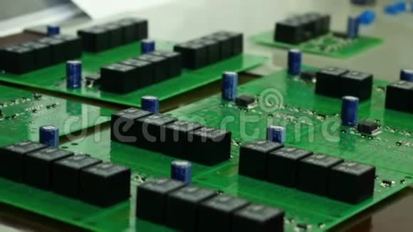 芯片集成电路板的细节硬盘的集成电路板芯片微芯片视频的预览图