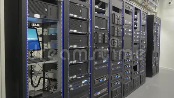 许多功能强大的服务器运行在数据中心服务器机房数据中心的许多服务器有很多服务器视频的预览图