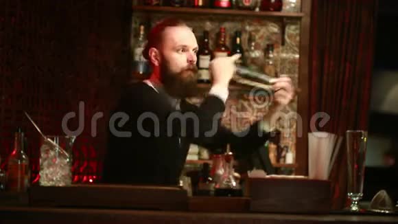 在豪华酒吧做鸡尾酒饮料的帅哥酒吧专家视频的预览图