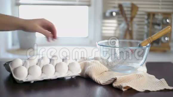 贝克从纸箱里拿鸡蛋放在厨房的桌子上新鲜鸡蛋视频的预览图