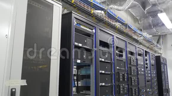 许多功能强大的服务器运行在数据中心服务器机房数据中心的许多服务器有很多服务器视频的预览图