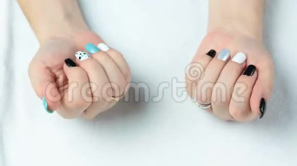 时尚美甲的女性手白色背景特写的指甲设计视频的预览图