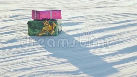 在户外阳光明媚霜冻和晴朗的天气在雪地上送圣诞礼物视频的预览图