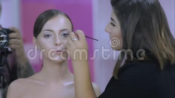 化妆师做化妆女孩视频的预览图