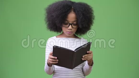 年轻可爱的非洲女孩在绿色背景下学习非洲头发视频的预览图