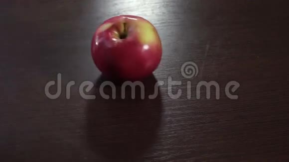 农夫把刚收获的苹果放在木桌上有机新鲜水果视频的预览图